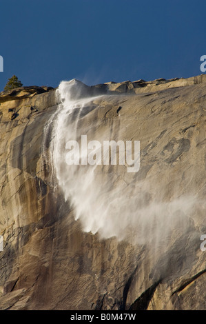 Wind geblasen Schachtelhalm fällt Wasser streaming aus El Capitan über Yosemite Valley Yosemite Nationalpark, Kalifornien Stockfoto