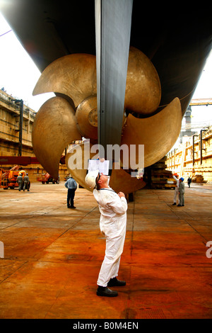Ein Ingenieur prüft das Ruder auf einem modernen Schiff im Trockendock Stockfoto