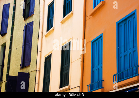 Bunte hölzerne Blendenverschlüsse auf die malerische charmante Gebäude in der Hafenstadt von Collioure Frankreich Stockfoto