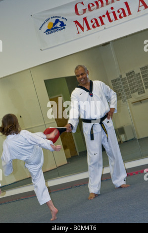 Jugend Klasse Tae Kwan Doe Martial Arts trainieren Selbstverteidigung Schutz Stockfoto