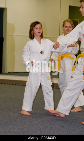 Jugend Klasse Tae Kwan Doe Martial Arts trainieren Selbstverteidigung Schutz Stockfoto