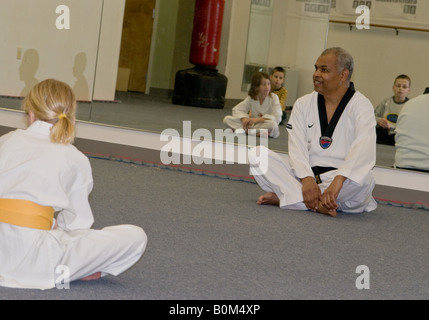 Jugend Klasse Tae Kwan Doe Martial Arts trainieren Selbstverteidigung Schutz Stockfoto