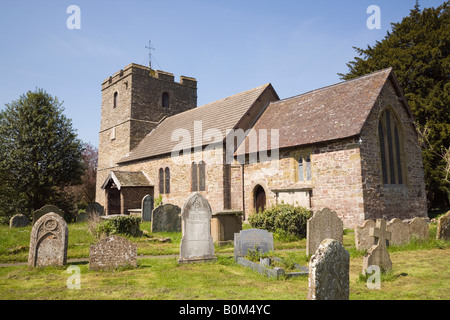 Craven Arms Shropshire England UK Kirche von St. Johannes der Täufer in Stokesay Castle mit Vordergrund Grabsteine im Friedhof Stockfoto