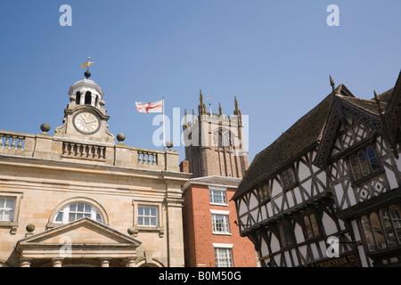 Ludlow Shropshire West Midlands England UK Die Buttercross mit Town Clock und englische Flagge neben Holz gerahmten mittelalterlichen Gebäude in Breiten St Stockfoto