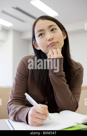 Japanische Studentin in einem Klassenzimmer zu studieren Stockfoto