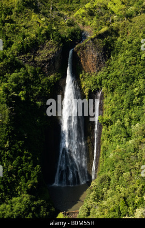 Malerische breite Antenne Portrait von berühmten Jurassic Park Wasserfälle von grünen üppigen Bäumen beliebte Attraktion auf der Insel Kauai, Hawaii USA umgeben. Stockfoto