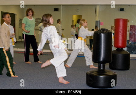 Jugend Klasse Tae Kwan Doe Martial Arts trainieren Selbstverteidigung Schutz Stockfoto