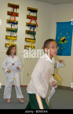 Jugend Klasse Tae Kwan Doe Martial Arts trainieren Selbstverteidigung Schutz Stockfoto