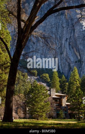 Eiche Cliff und die Ahwahnee Hotel Yosemite Nationalpark Kalifornien Stockfoto