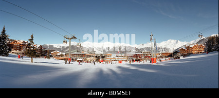 Panoramablick auf La Croisette im Skigebiet Courchevel in den französischen Alpen Stockfoto