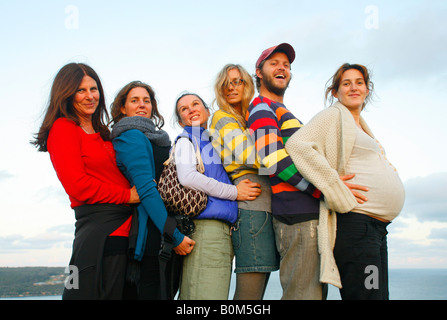 Eine Gruppe von Freunden, die Spaß mit Schwangerschaft Stockfoto