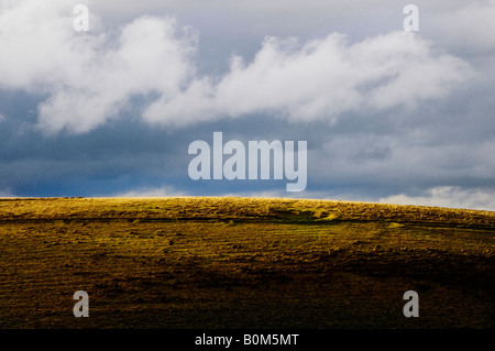 Sonnenlicht spähte durch stürmischen Wolken in Bodmin moor Stockfoto