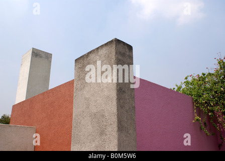 Farbenfrohe Außenwände des Museo Casa Luis Barragán Hausmuseums in Mexiko-Stadt Stockfoto