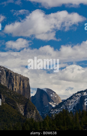 Cumulus-Wolken im Frühjahr über El Capitan und Half Dome Yosemite Valley Yosemite Nationalpark, Kalifornien Stockfoto