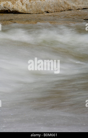 Schnell fließende Wasser des Merced River auf dem Granit Vorfeld über Vernal Falls Yosemite Nationalpark, Kalifornien Stockfoto
