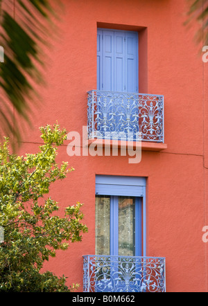 Bunte hölzerne Blendenverschlüsse auf die malerische charmante Gebäude in der Hafenstadt von Collioure Frankreich Stockfoto