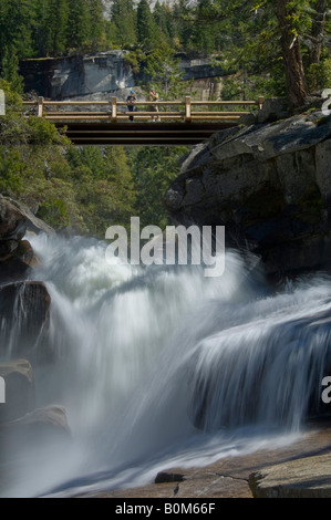 Wanderer auf Brücke über Kaskade am Merced River über Vernal Fall Yosemite Nationalpark, Kalifornien Stockfoto