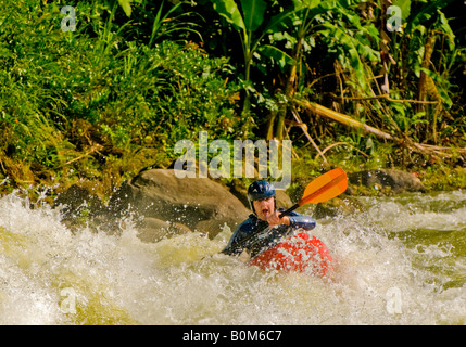 COSTA RICA reifer Mann Kajak durch Stromschnellen am unteren Pacuare Fluss Karibik Hang Stockfoto