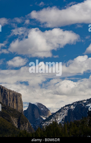 Cumulus-Wolken im Frühjahr über El Capitan und Half Dome Yosemite Valley Yosemite Nationalpark, Kalifornien Stockfoto