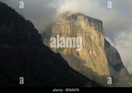 Gewitterwolken Hüllen die schiere Granitwände des El Capitan im Sonnenuntergang Yosemite Valley Yosemite Nationalpark Kalifornien Stockfoto