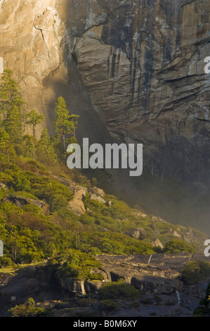 Morgenlicht auf steilen Granitfelsen im Yosemite Valley Yosemite Nationalpark, Kalifornien Stockfoto