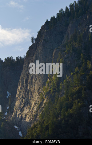 Morgenlicht auf steilen Granitfelsen im Yosemite Valley Yosemite Nationalpark, Kalifornien Stockfoto