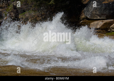 Schnell fließende Wasser des Merced River auf dem Granit Vorfeld über Vernal Falls Yosemite Nationalpark, Kalifornien Stockfoto