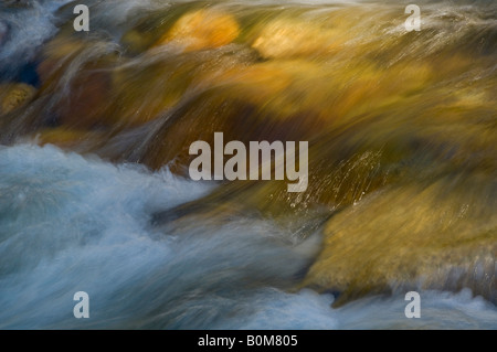 Granit Rocksunder fließendes Wasser im Merced River Yosmite Valley Yosemite Nationalpark Kalifornien Stockfoto