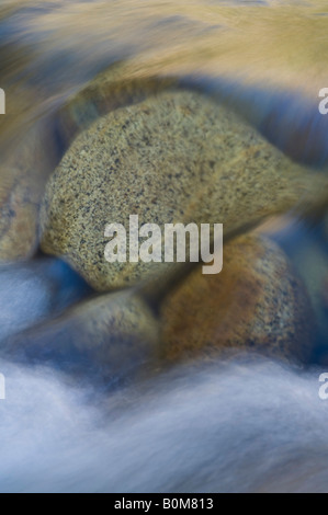 Granit Rocksunder fließendes Wasser im Merced River Yosmite Valley Yosemite Nationalpark Kalifornien Stockfoto