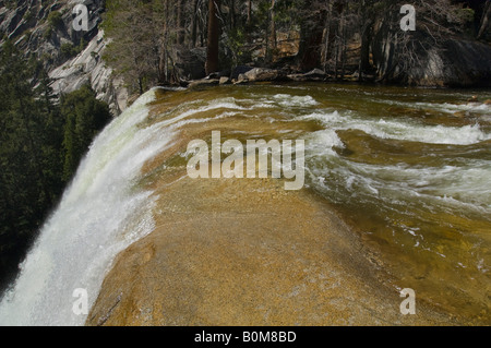 Mit Blick auf den Rand des Vernal Fall Wasserfall entlang der Merced River-Kalifornien Yosemite-Nationalpark Stockfoto