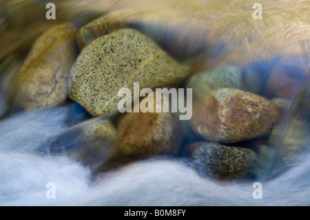 Granit Rocksunder fließendes Wasser im Merced River Yosmite Valley Yosemite Nationalpark Kalifornien Stockfoto