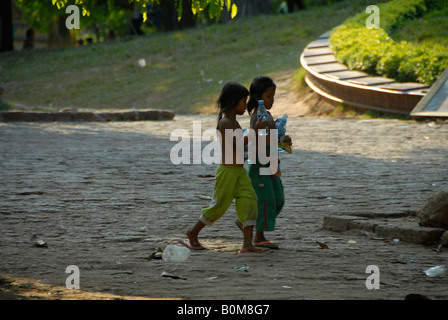 Straße Bettler sammeln Kunststoff Flaschen Phnom Penh Kambodscha Stockfoto