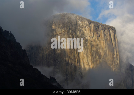 Gewitterwolken Hüllen die schiere Granitwände des El Capitan im Sonnenuntergang Yosemite Valley Yosemite Nationalpark Kalifornien Stockfoto