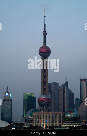 Oriental Pearl TV Tower, Park in Pudong, Shanghai, China betrachtet von der Uferpromenade Bund. Stockfoto