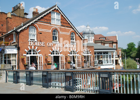 Haus auf der Brücke Restaurant neben der Themse, Eton Berkshire Stockfoto