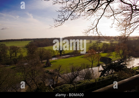 Blick vom Schloss Warwick über Fluß Avon Warwickshire Landschaft Stockfoto