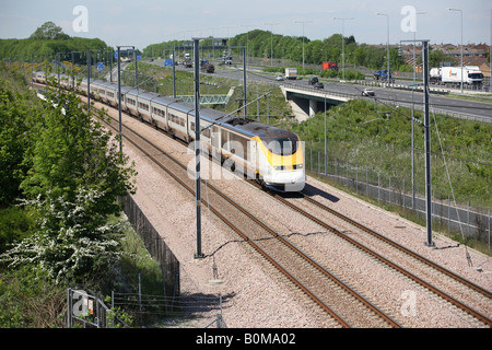 Eurostar Zug mit Geschwindigkeit in der Grafschaft Kent UK Stockfoto