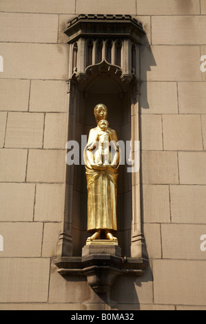 Statue der Madonna mit Kind in der Kirchenmauer Stockfoto