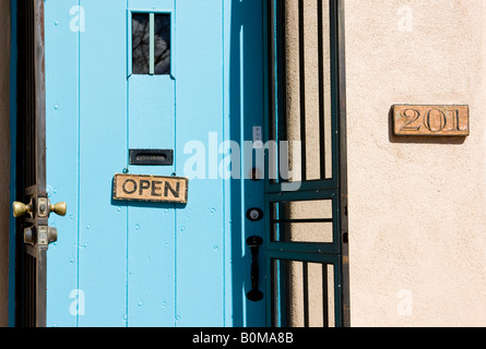 Holztür mit Schild "geöffnet" Stockfoto