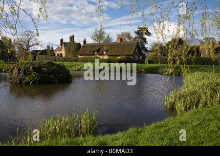 Der Dorfteich und strohgedeckten Hütten in Osmaston, Derbyshire, England Stockfoto