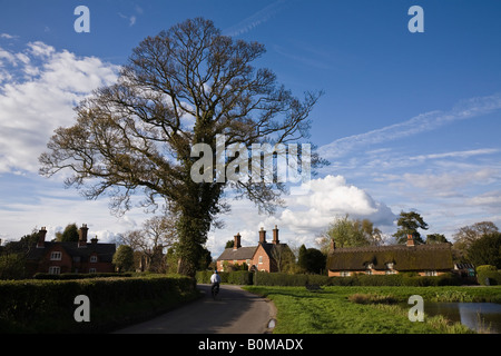 Der Dorfteich und strohgedeckten Hütten in Osmaston, Derbyshire, England Stockfoto