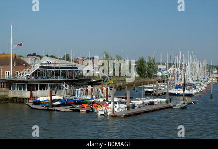 Royal Lymington Yacht Club Räumlichkeiten an der Lymington Fluß Hampshire Englands Stockfoto