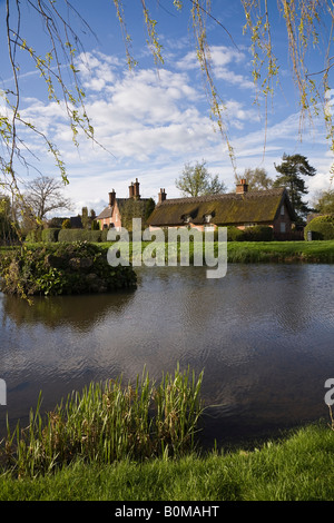 Der Dorfteich und strohgedeckten Hütten in Osmaston, Derbyshire, England Stockfoto