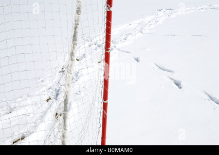 Torpfosten net im Schnee Stockfoto