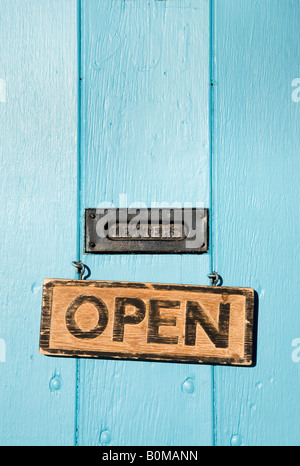 Holztür mit Schild "geöffnet", Canyon Road Stockfoto