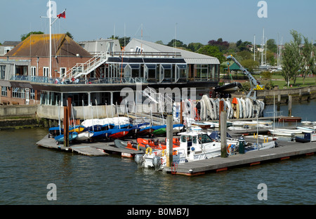 Royal Lymington Yacht Club Räumlichkeiten an der Lymington Fluß Hampshire Englands Stockfoto
