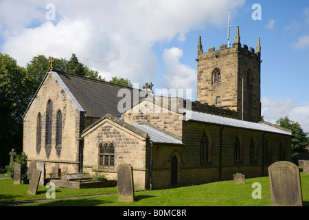 Blick auf St Lawrences Kirche am Eyam im Peak District in Derbyshire Stockfoto