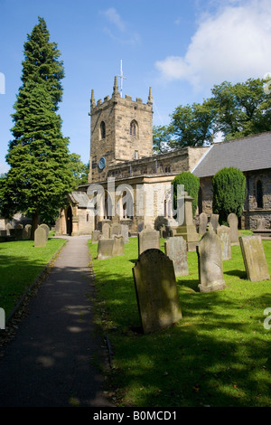 Blick auf St Lawrences Kirche am Eyam im Peak District in Derbyshire Stockfoto