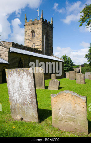 Blick auf St Lawrences Kirche am Eyam im Peak District in Derbyshire Stockfoto