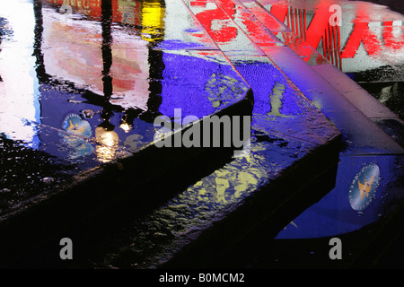 City of Westminster, England. Piccadilly Circus-Neon-Licht reflektieren die Shaftesbury Denkmal Memorial Fountain-Schritte. Stockfoto